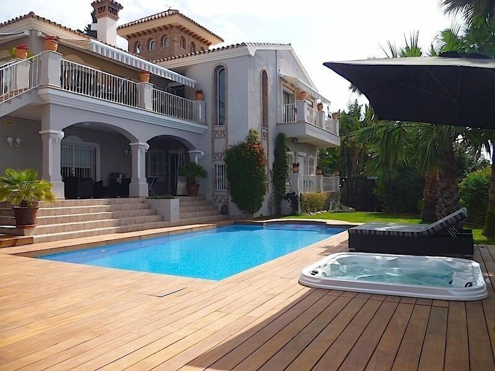 Luxury Villa With Pool & Jacuzzi - Image 1