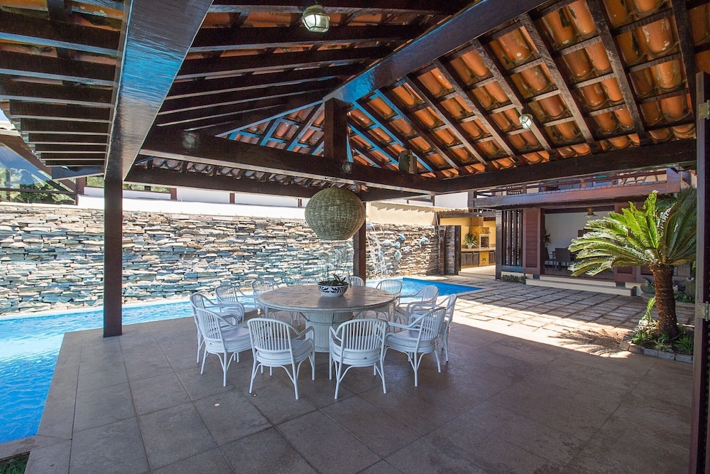 Casa com Cinco Quartos Pé na Areia