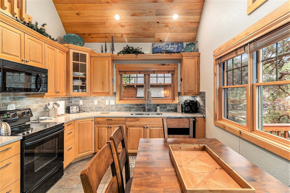 Solitude Beaver #3 - Estes Park 2 Bedroom Condo by RedAwning