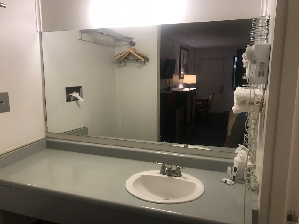 Travelers Inn & Suites