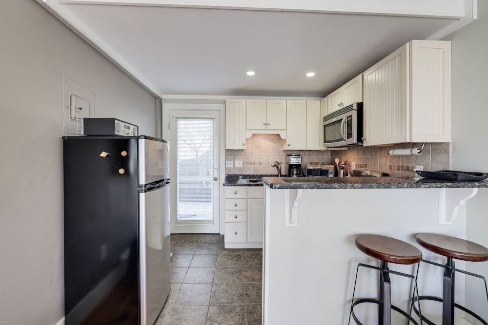 Walk to Beach: Charming Condo in Provincetown!