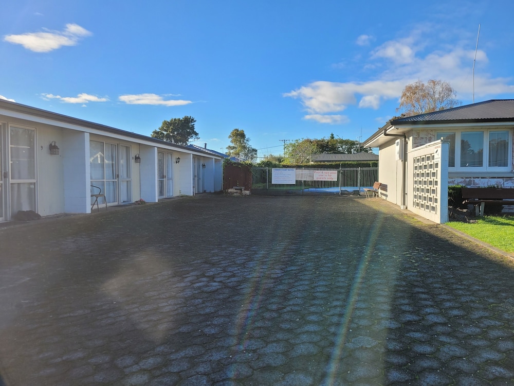 Garden Court Motel & Backpakers