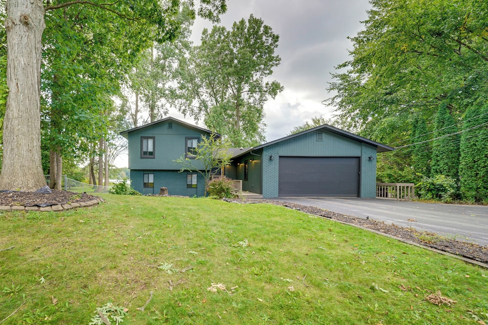Lakefront Orion Twp. Home w/ Fire Pit & Kayak!