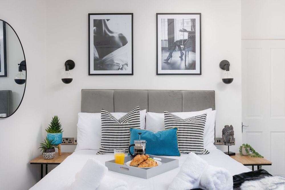 Central Plymouth 2Bed Apartment-Sleeps 4 view 5