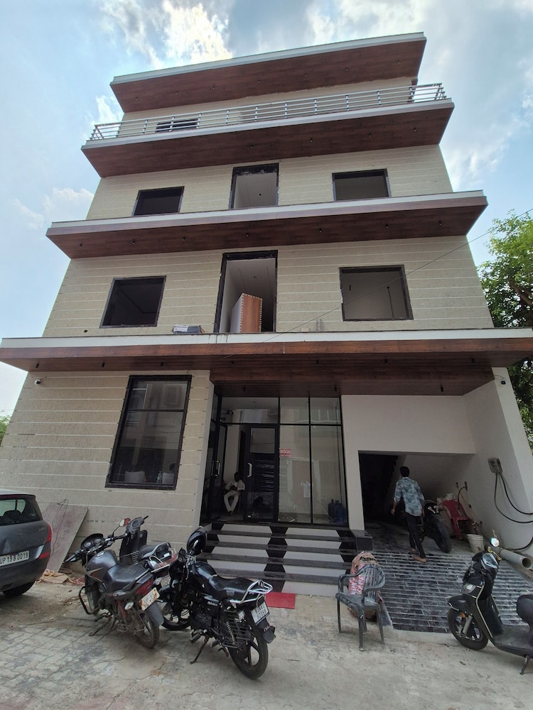 OnlyStay Surbhi Dham