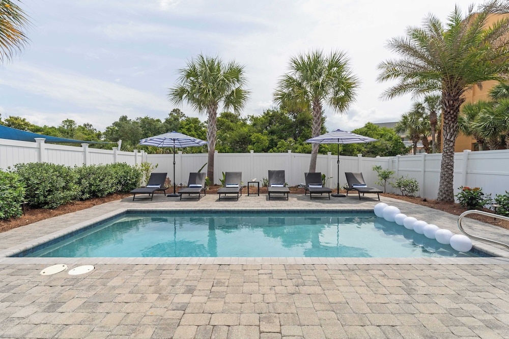 Pool, Patio & Outdoor Dining + Walk to Shore, Pier Park Sanctuary on Sands