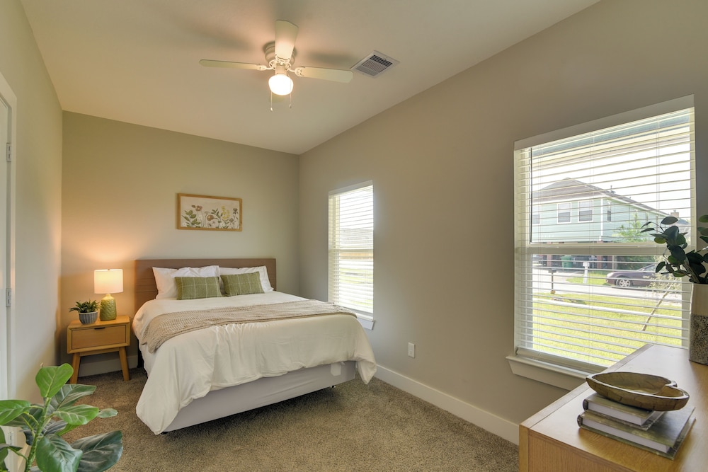 Patio & Fenced Yard: Home Close to Dtwn Houston!