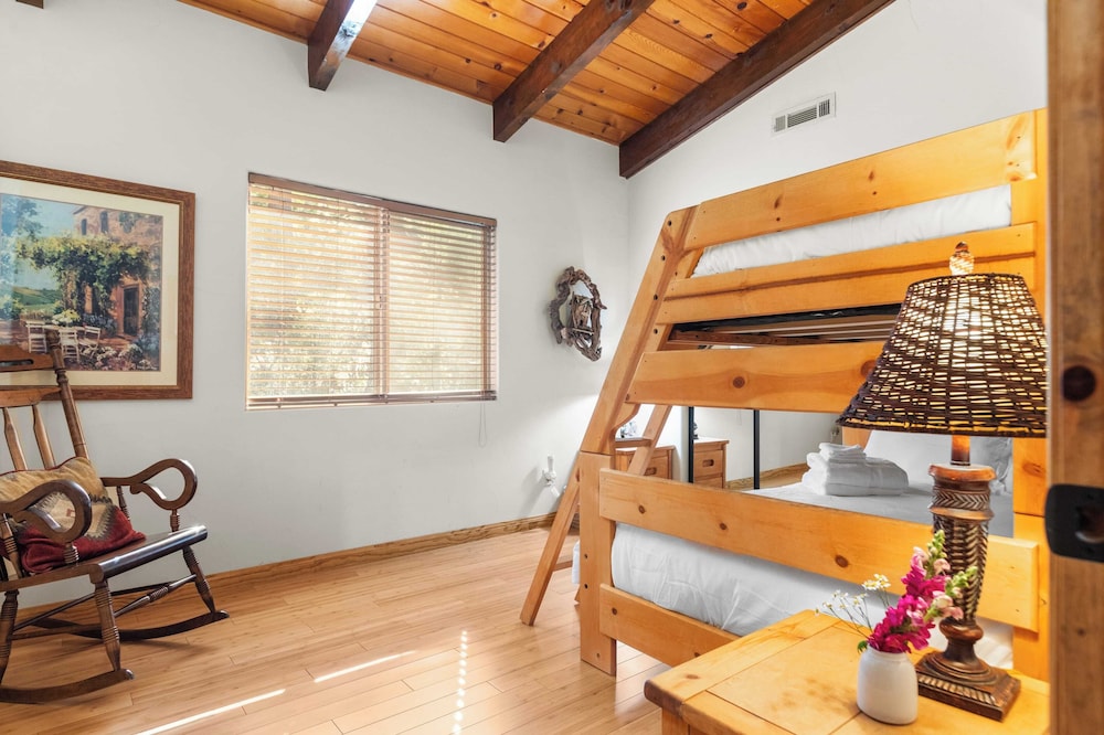 The Fairway Hideaway by Avantstay Game Room, Outdoor Dining & Near Lake Arrowhead