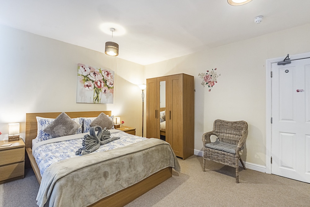 Greyhound Road Rooms