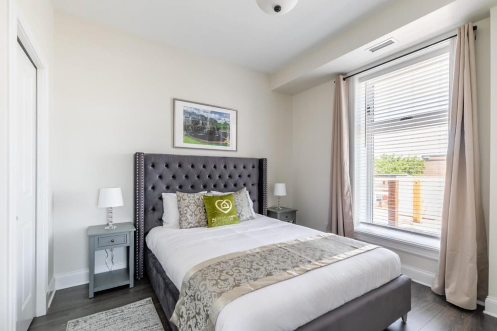 Rideau 2Br Signature Apartment Free Parking - Image 5