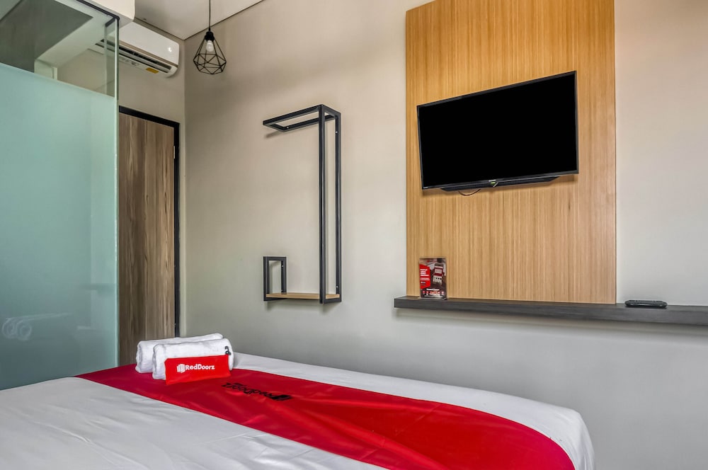 RedDoorz Plus near Gandaria City Mall 2 view 5