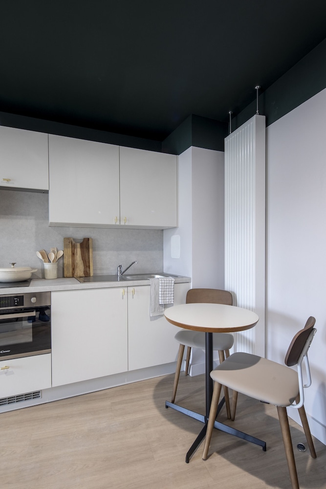 Modern Studios with Kitchen & Ensuite