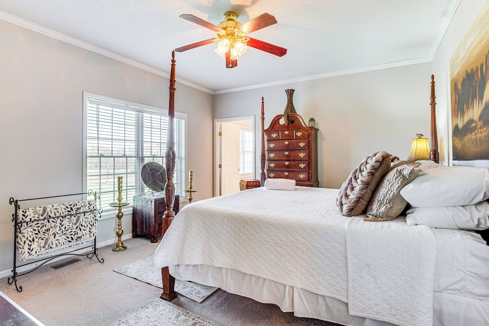 Fire Pit & Gazebo: Rural Warrensburg Getaway!