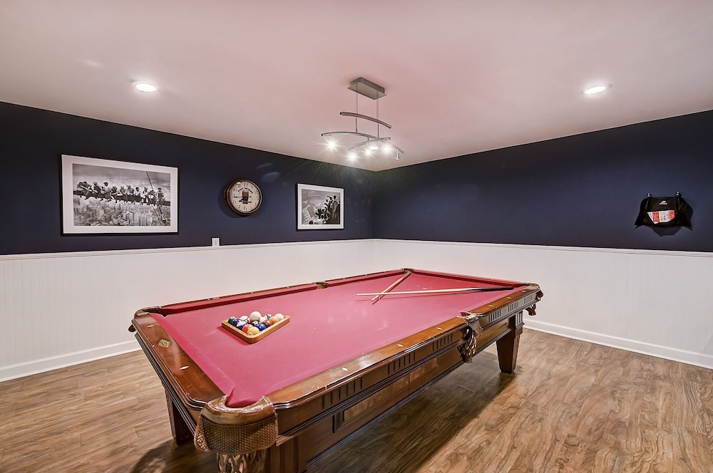 Lucky s Lake House by Avantstay Private Lake Bar