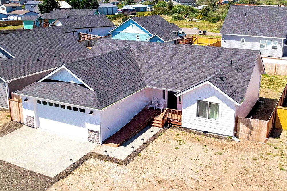 Ocean Shores Home w/ Game Room - Walk to Beaches! view 2
