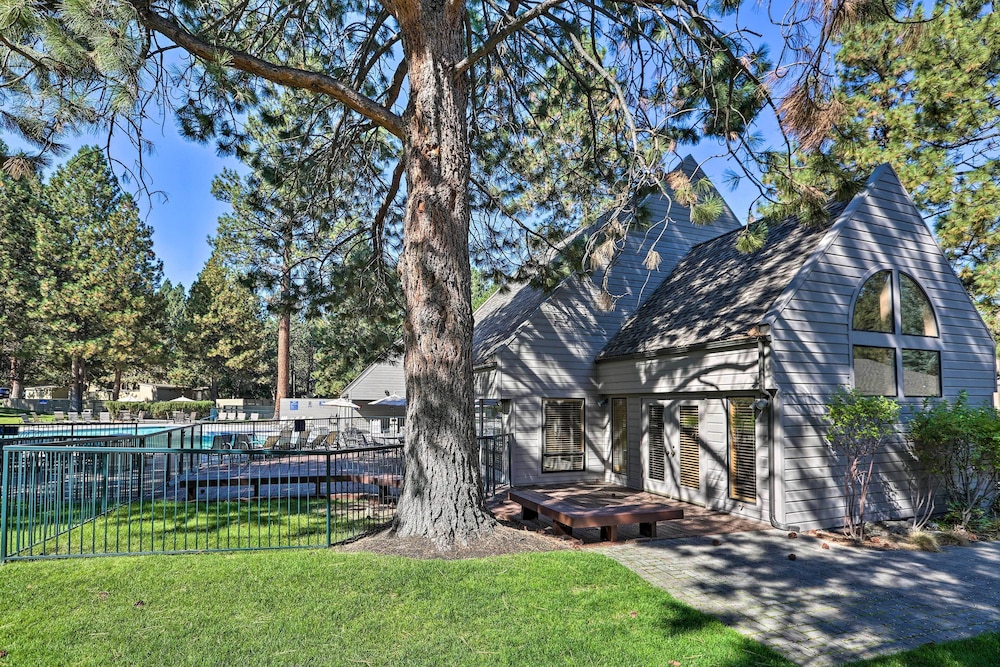 Hiking Trail & Hot Tub Access: Bend Condo w/ Deck