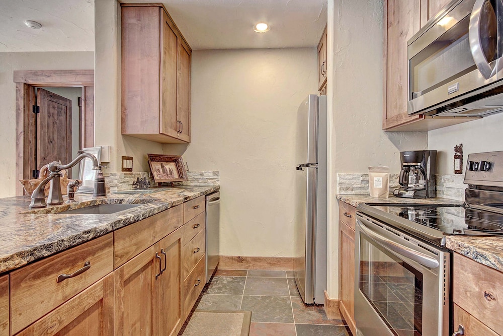 1710 The Willows 1 Bedroom Condo by RedAwning