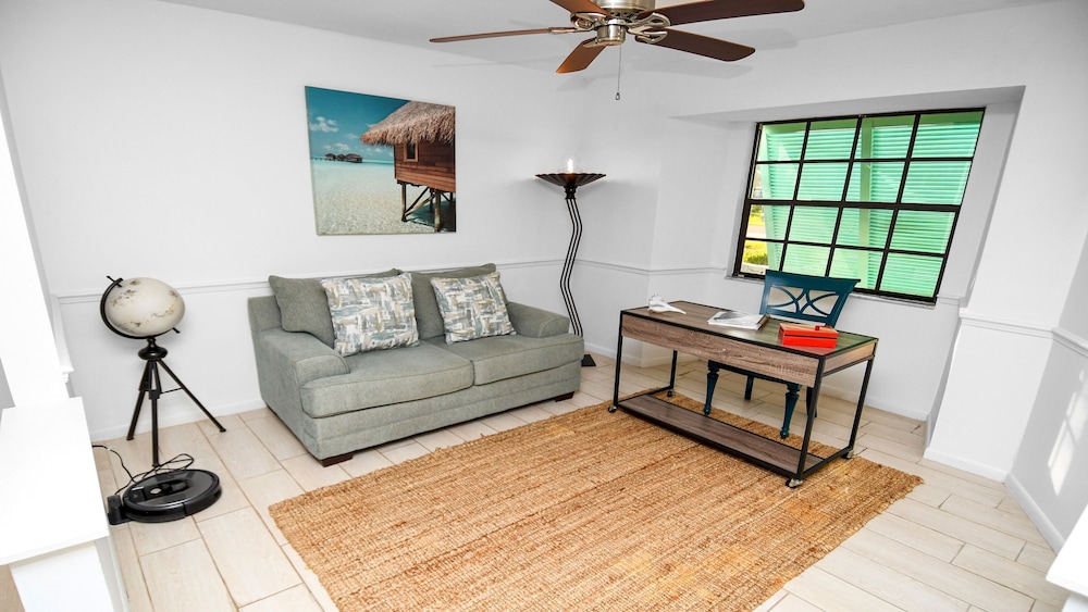 Amazing - 4 Bed Billiard Table Luxury Canal Pool