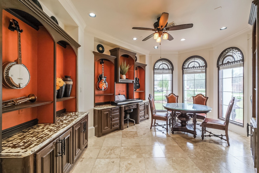 Luxury Home w/ Patio & Lake View in Richmond!