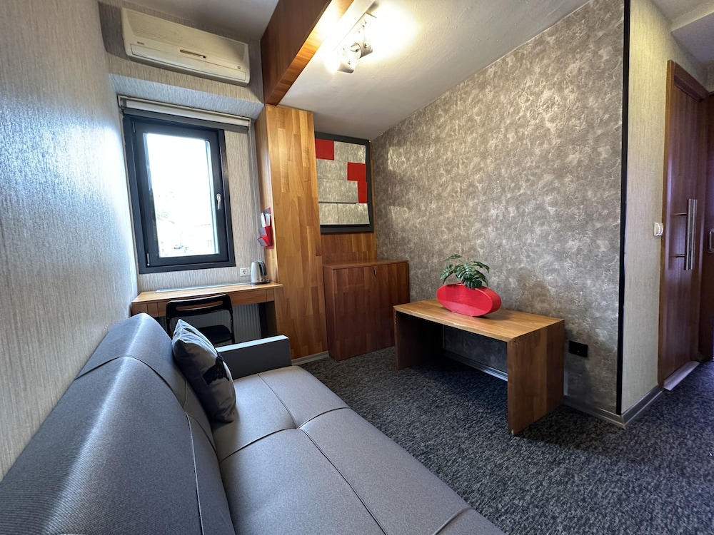 Black Art Otel - Image 25