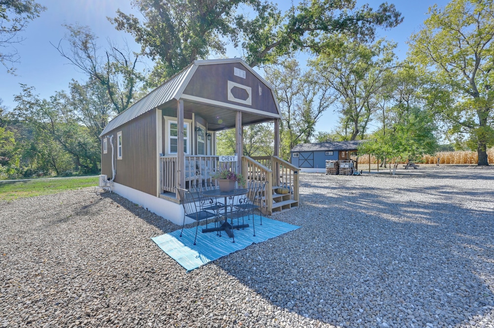 Cabin w/ Trail & Pond Access in Steamboat Rock!