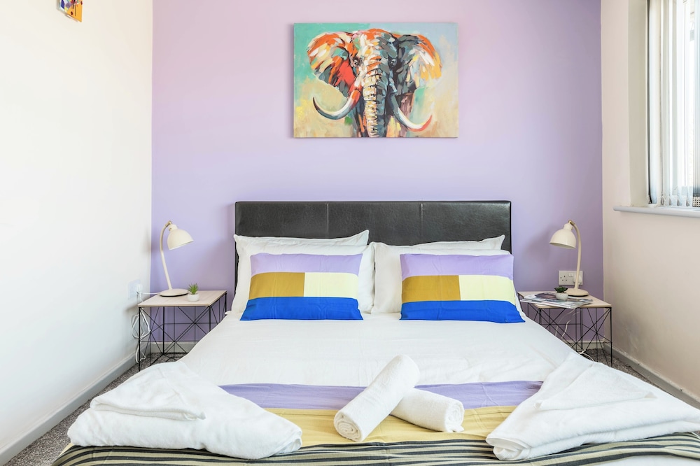 Spacious 4-bed, Free Parking, Short or Long Stays