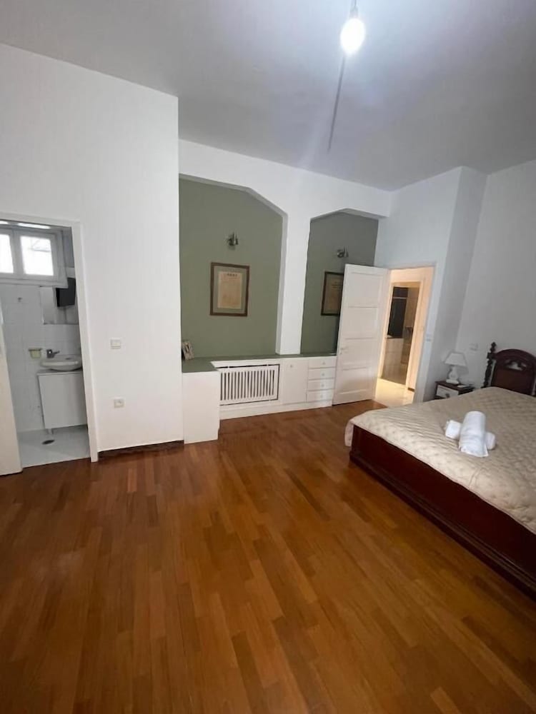 Dr. J. Spon Apartment