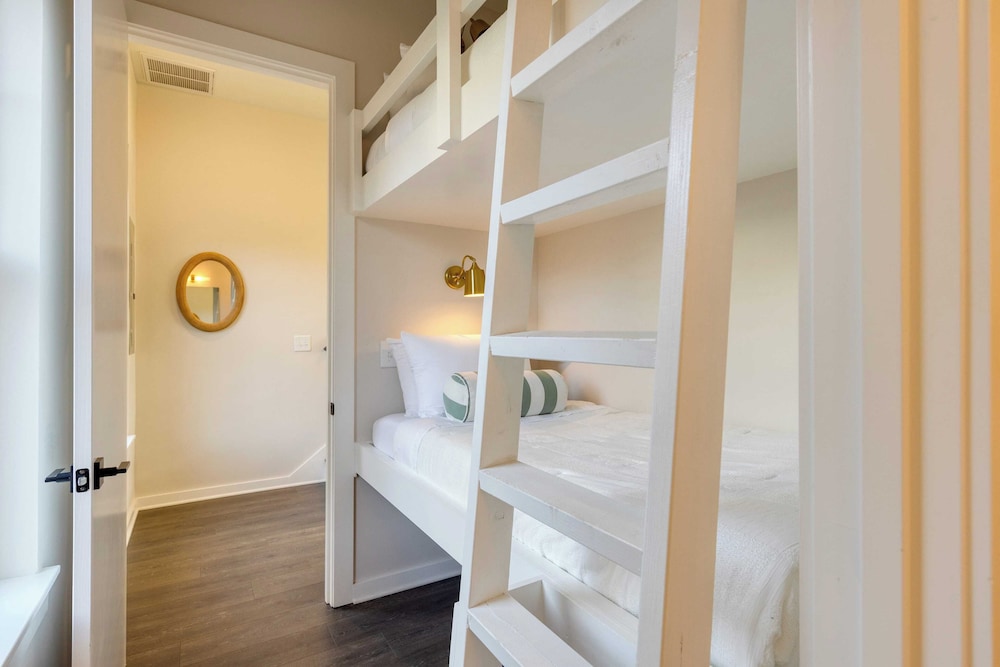 Sleeps 24! 3 Modern 4bdr Townhomes w/ Covered Patios Nashville Group Retreat