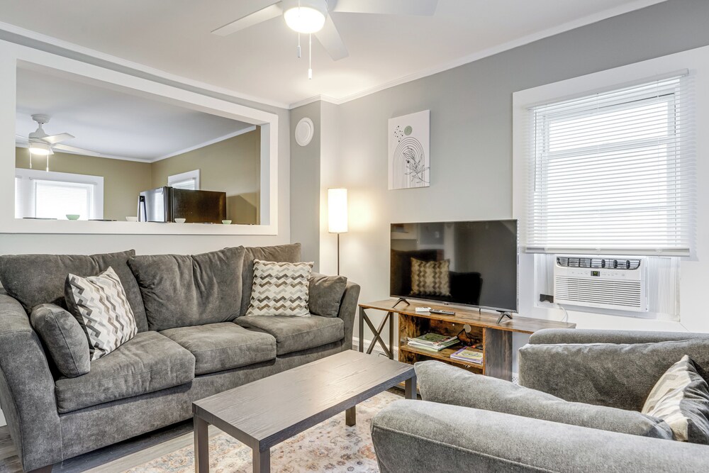 Easthampton Apartment Near Breweries & Rail Trail!