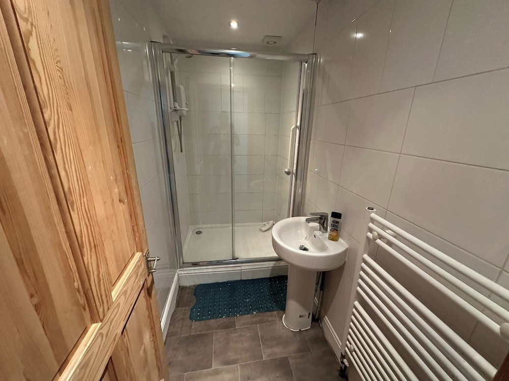 Spacious House- Parking, Garden & Central Location
