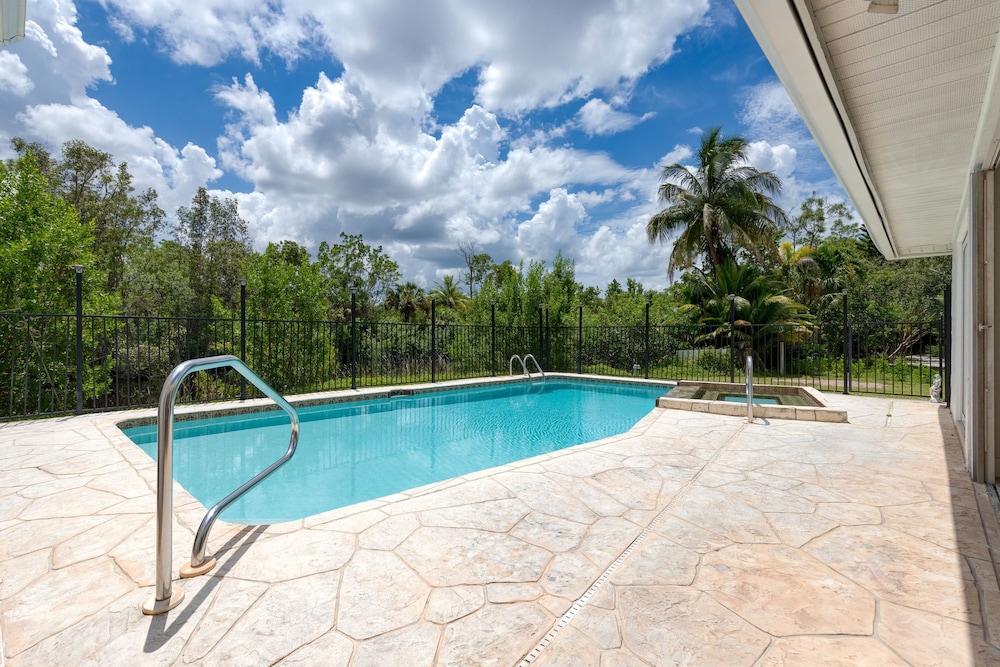 Casa Bonita by Avantstay Large Backyard Patio Pool Hot Tub