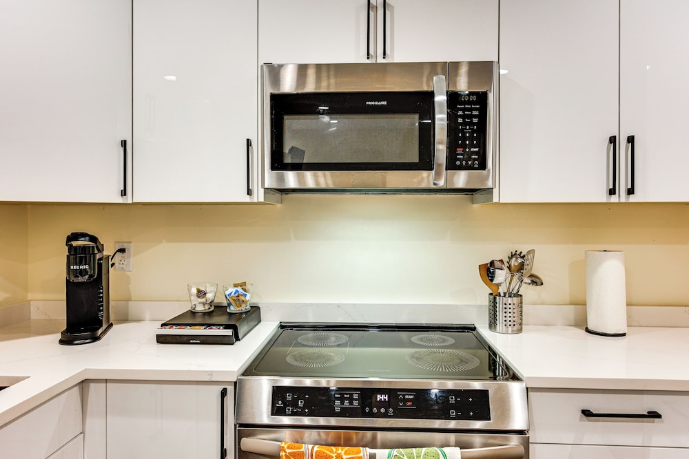 Quiet PNW Base: Walkable Apt in Normandy Park