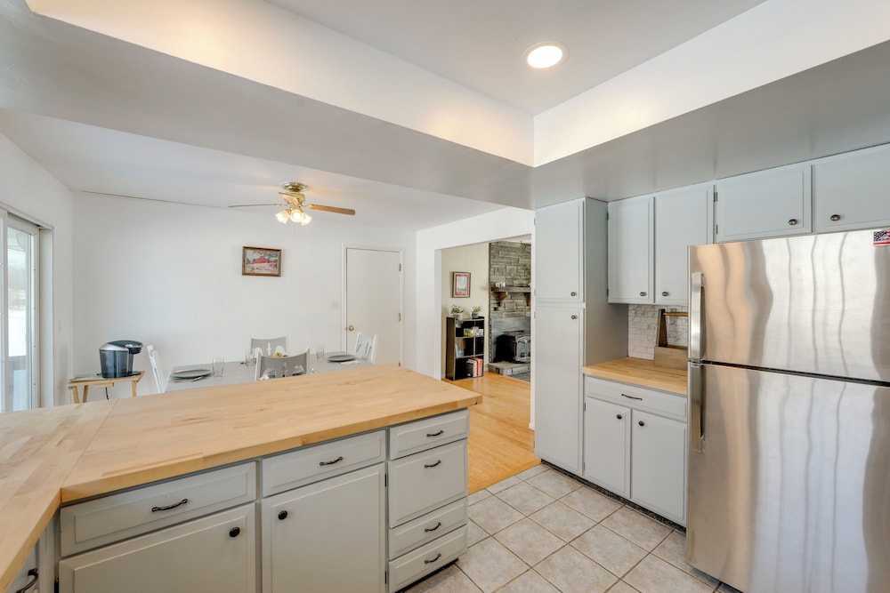 Deck & Fire Pit: Cozy Escape in Morrisville!