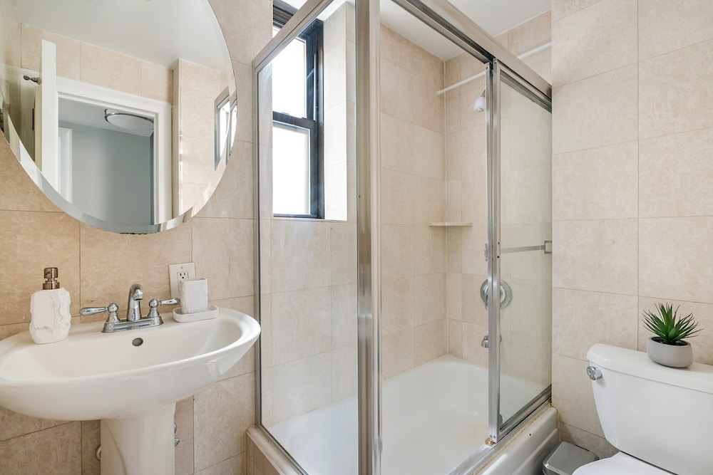 73-406 New 1BR 1bth UWS Doorman Gym