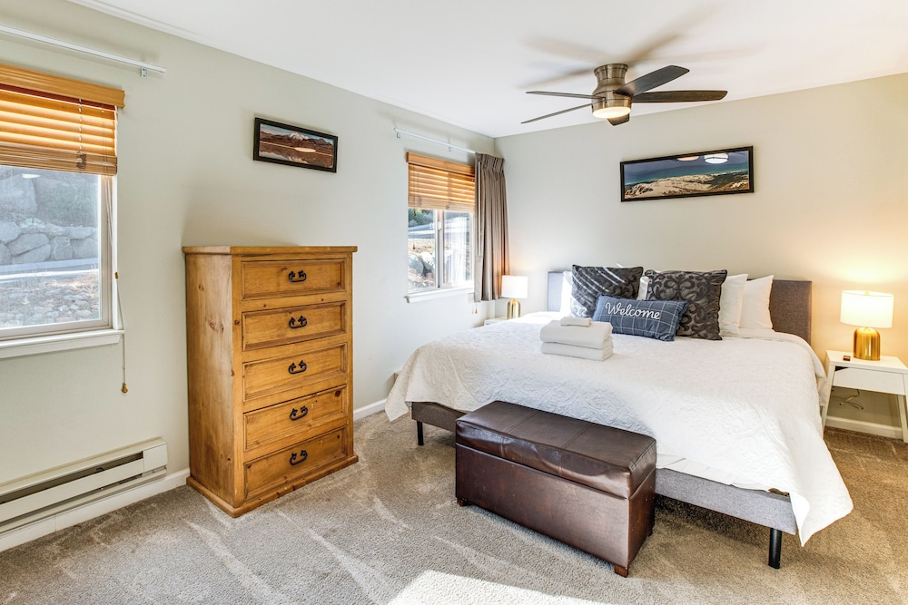 1 Mi to Stagecoach Chairlift: Stateline Condo