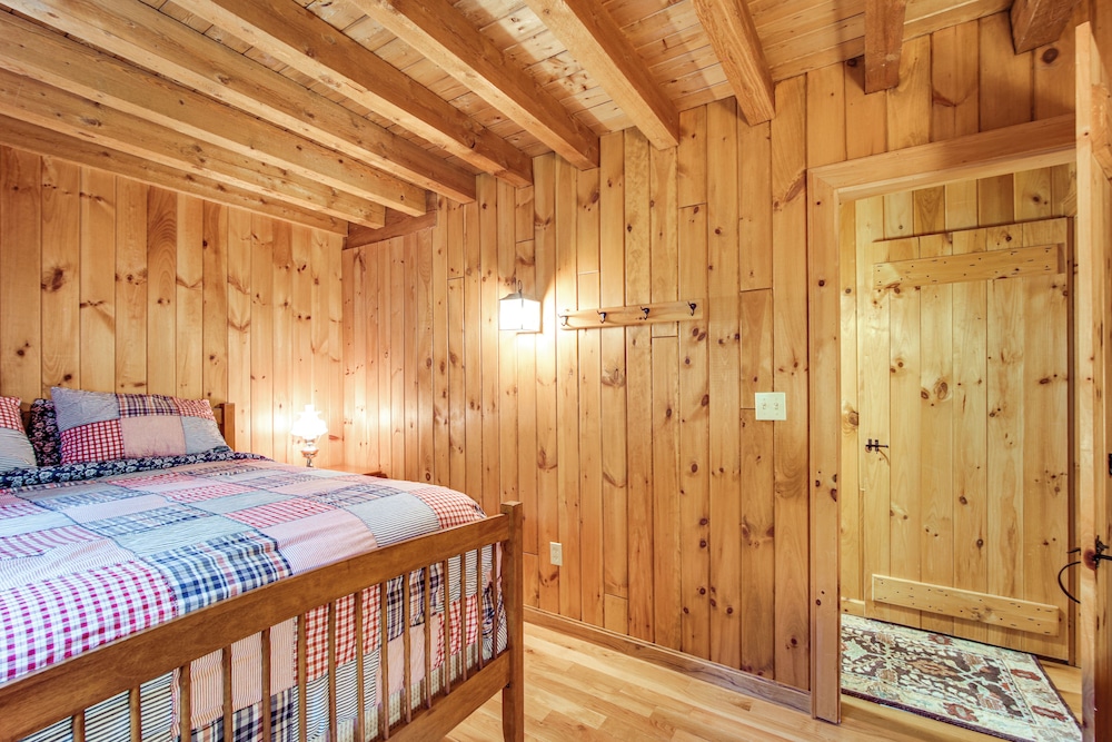 8 Mi to Okemo Mountain Resort: Mtn-view Retreat!