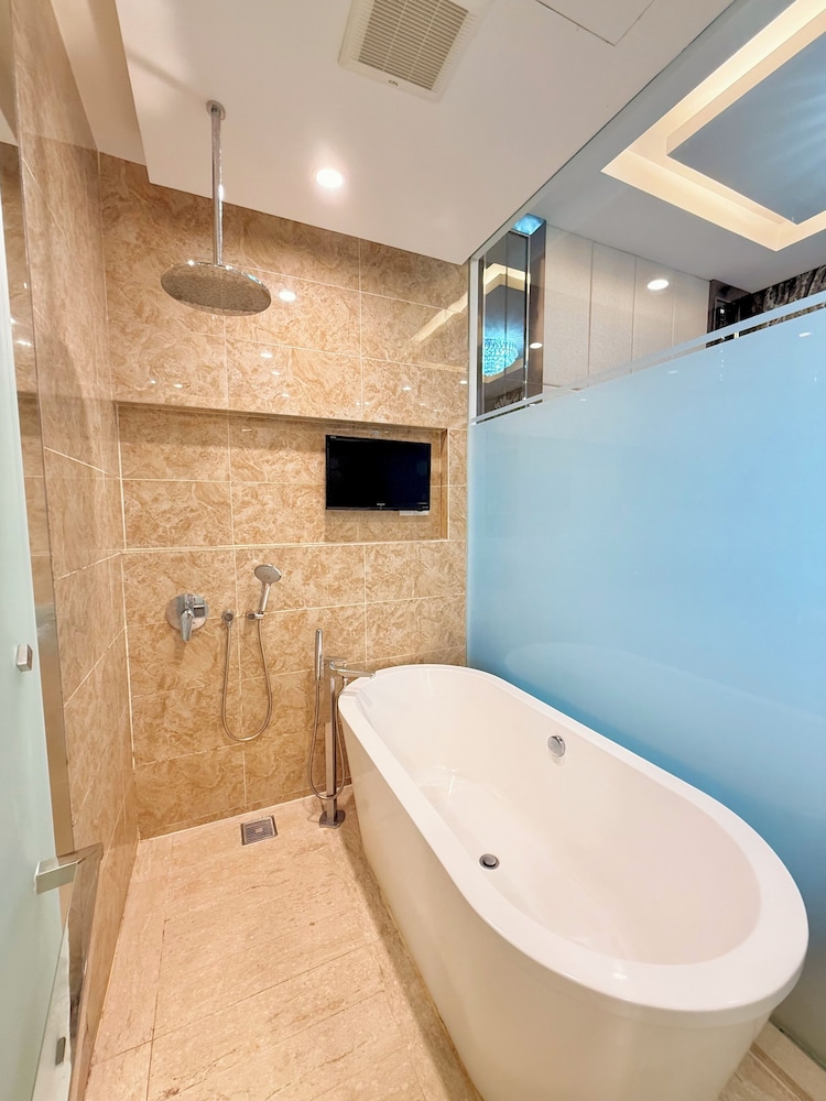 Dorsett Residence by crystal