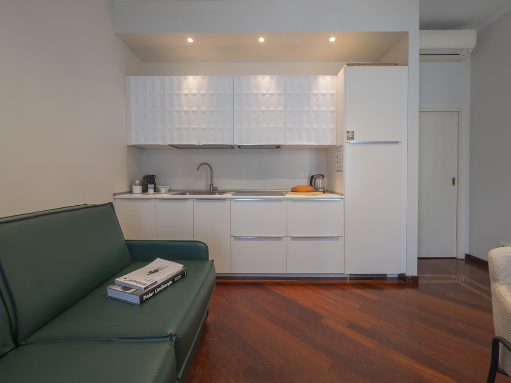 Corso Venezia - Elegant 1 BR apt With Shared Rooftop Terrace in the Heart of Milan
