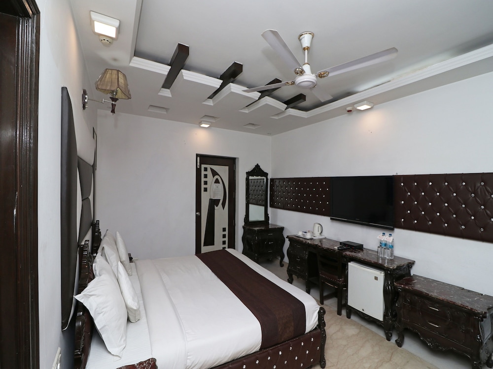 OYO 11201 Near Bhikaji Cama Place