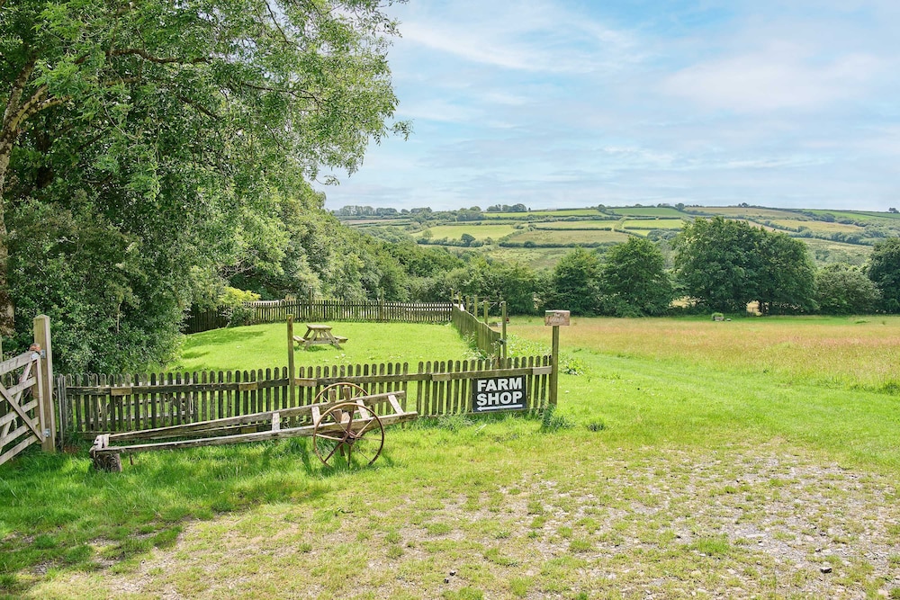 Host Stay Dipple Farm Shepherds Hut
