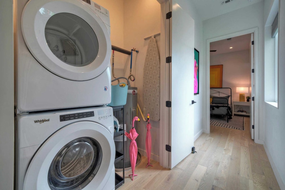 Sleeps 20 2 Modern Homes w/ Private Pool, Deck+patio 3-min Walk to the Beach