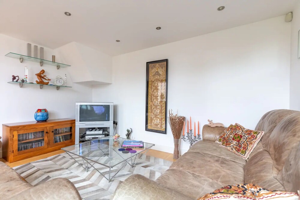 Spacious 2 Bedroom Apartment in Converted Warehouse in Brixton