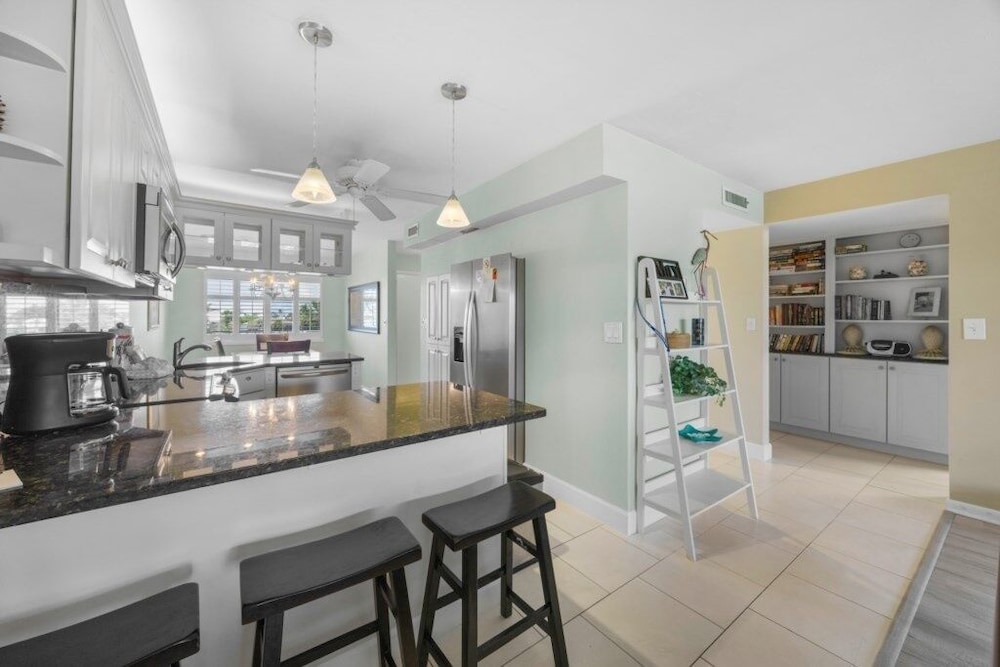 Sandpebble 3f 2 Bedroom Condo