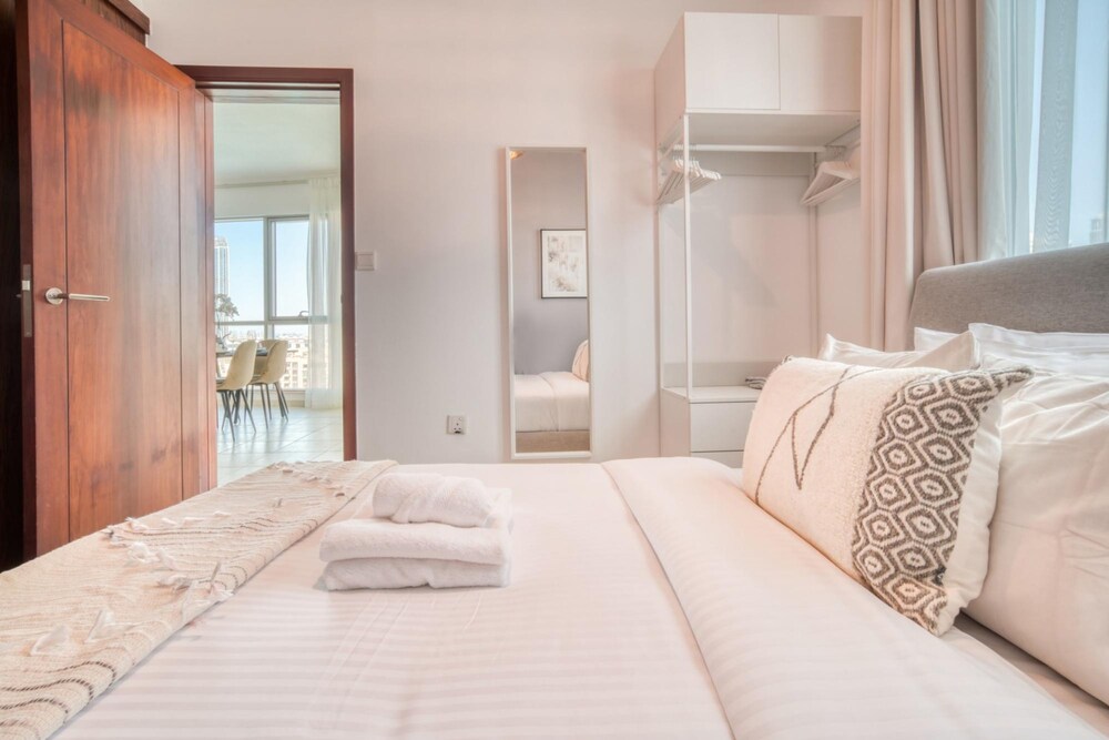 Urban Chic Downtown Apt w Dubai Fountain Views