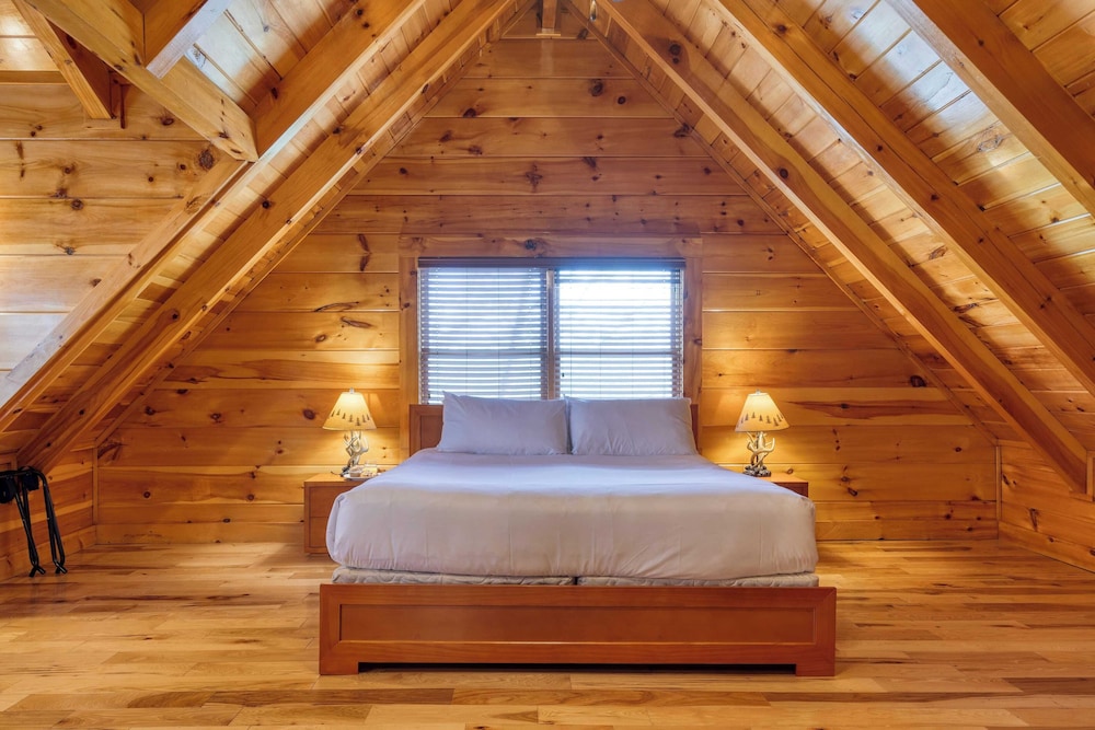 Luxury Cabin Sleeps 19 Game Room, Hot Tub Dollywood Alpine Mountain Lodge