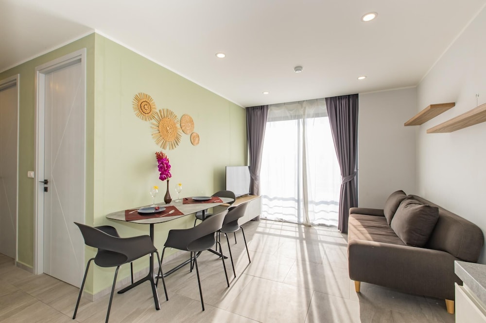 Modern Condo - 1BR & Office T3-528
