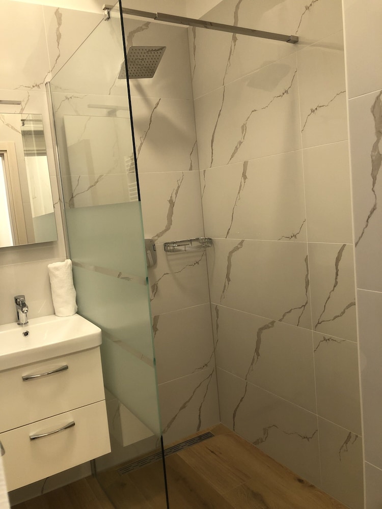 Tony's Apartments