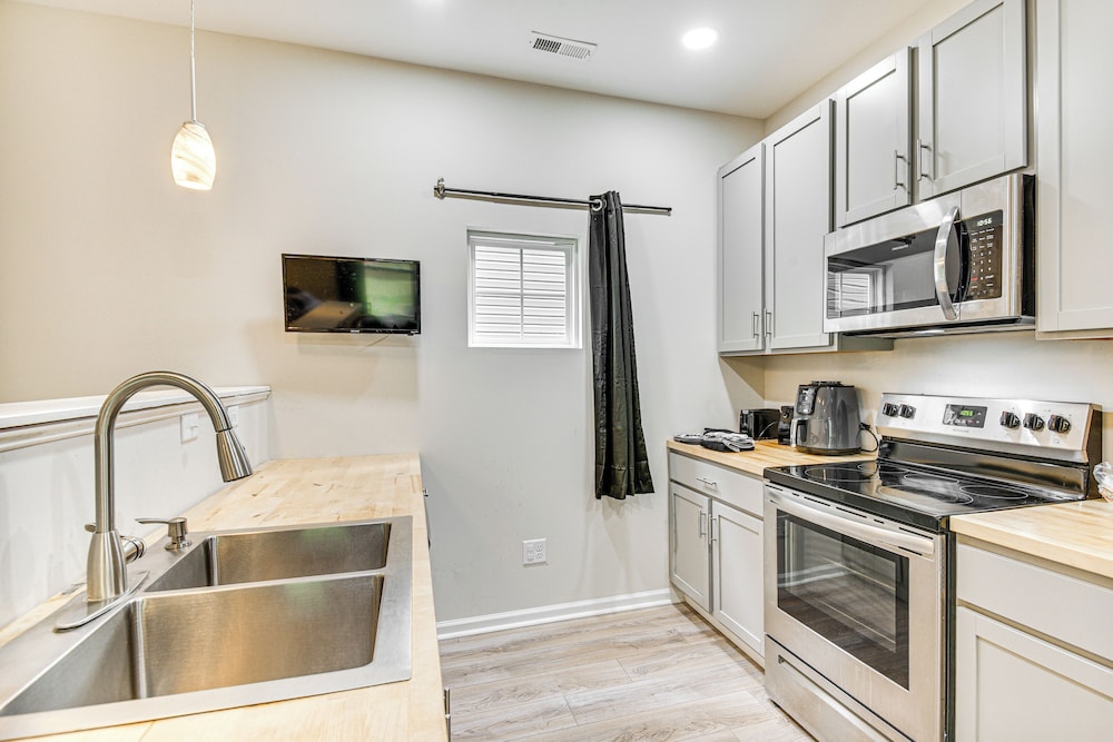 Walk to Dining: Sleek Hampton Home w/ Deck!