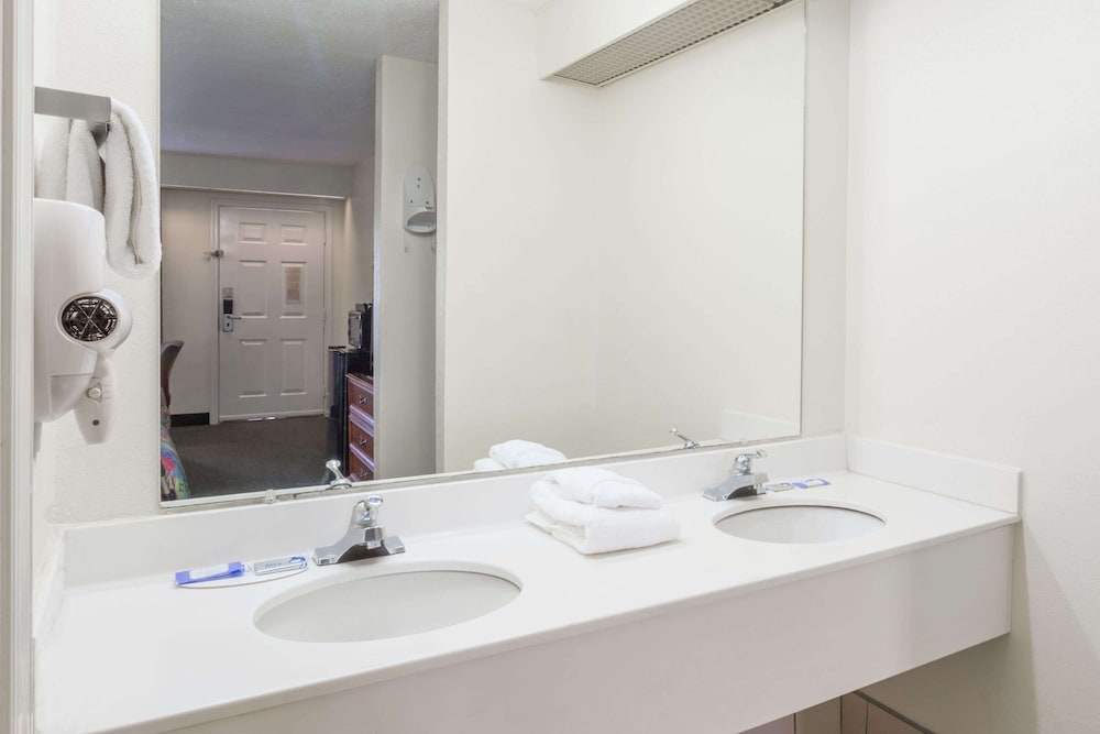 Days Inn by Wyndham Petersburg/South Fort Lee view 4