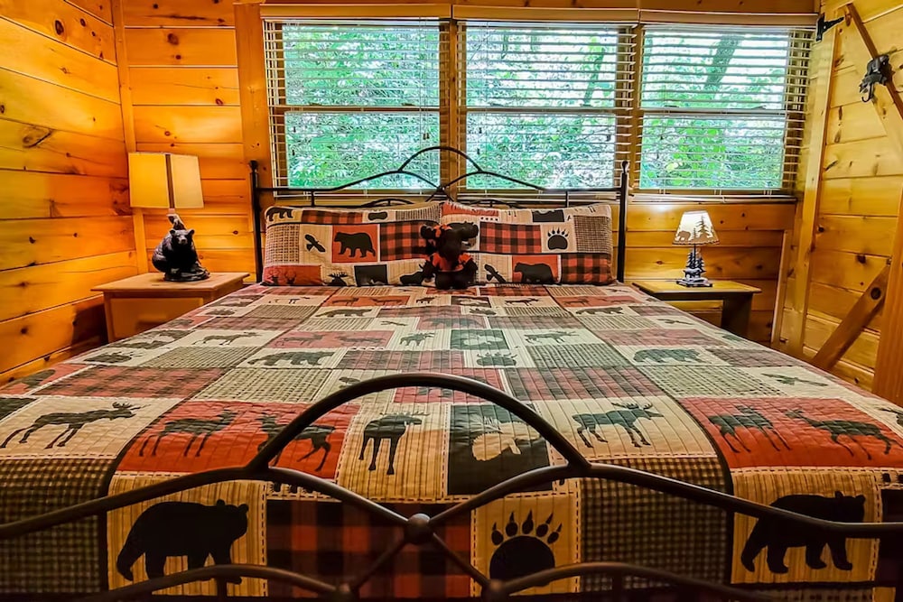 Cozy Cabin w Game Room hot tub Creek